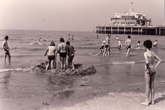 Toen zijn vriendjes hem hadden verteld dat ze een put hadden gegraven tot aan Australië kwam Jan toch liever niet dichterbij. Instortingsgevaar hé!